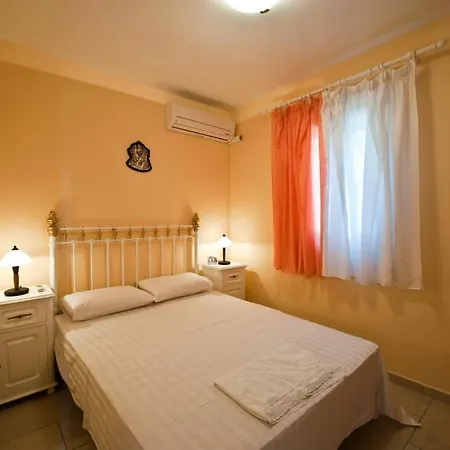 Aphrodite - Beachfront House - Recently Renovated *