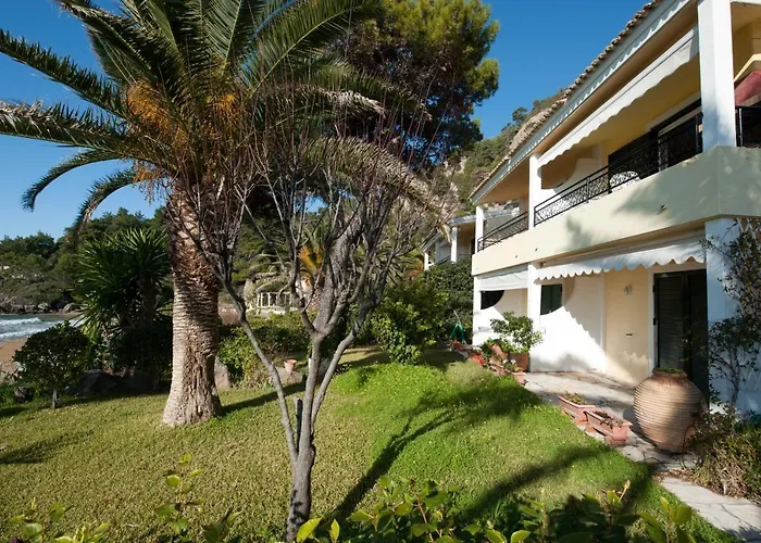 Дом отдыха Aphrodite - Beachfront House - Recently Renovated *