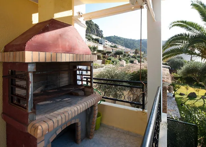 Дом отдыха Aphrodite - Beachfront House - Recently Renovated Глифада