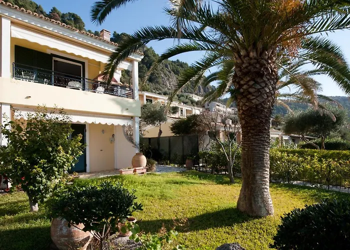 Дом отдыха Aphrodite - Beachfront House - Recently Renovated *