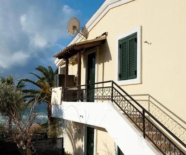 בית נופש Aphrodite - Beachfront House - Recently Renovated