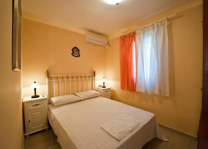 Aphrodite - Beachfront House - Recently Renovated *