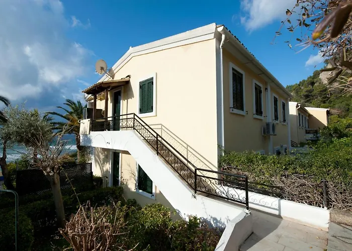 Aphrodite - Beachfront House - Recently Renovated 度假居 *